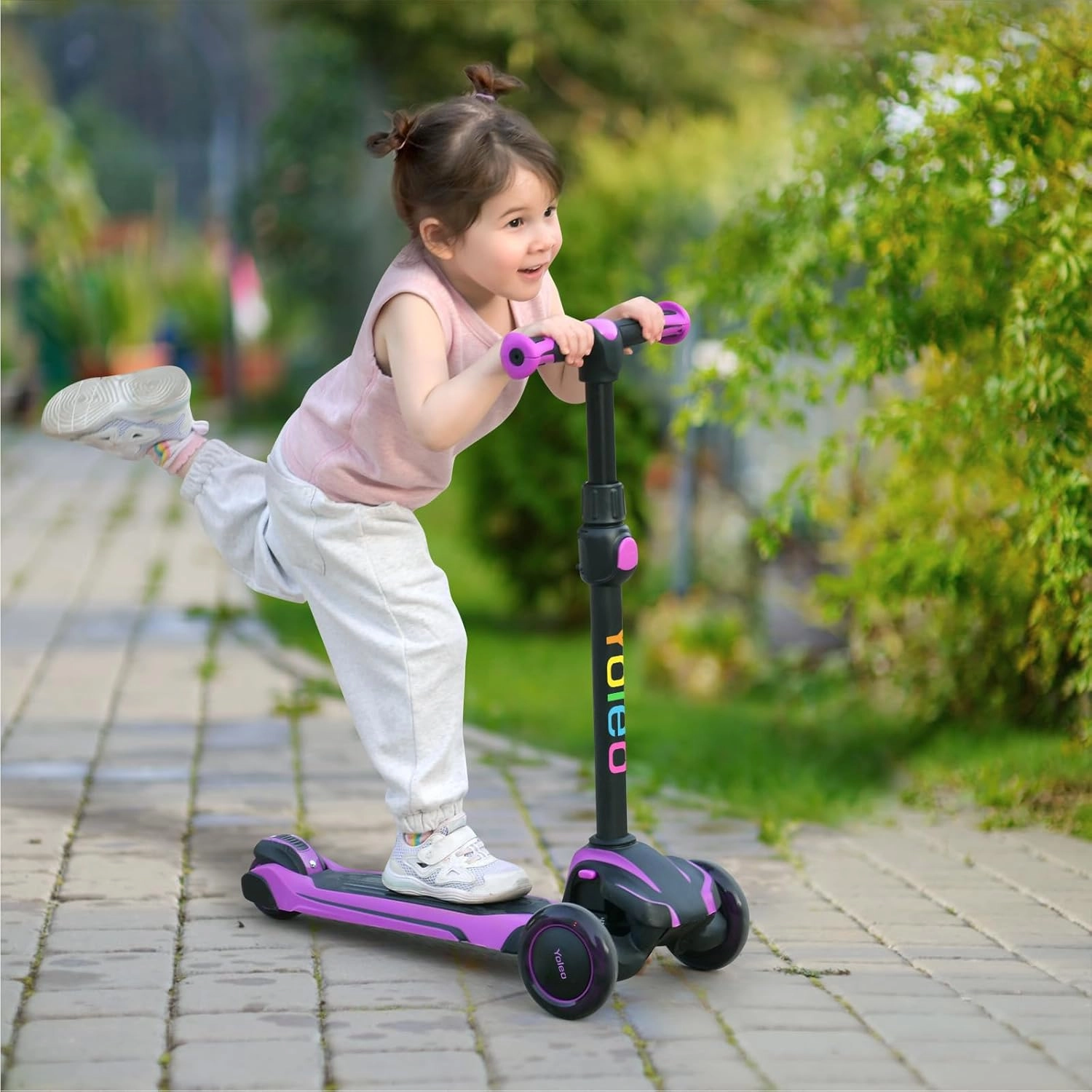 Stabil 3 kerekű gyerek roller elem nélkül világító színes LED kerekekkel gurulás közben.