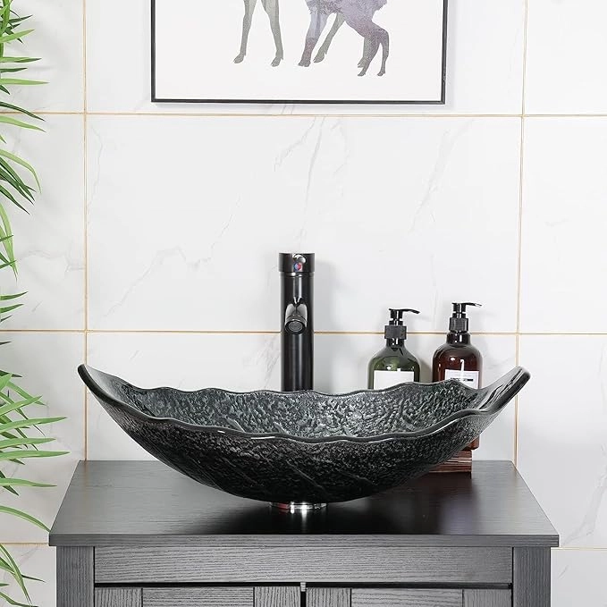 Exkluzív levél design mosdókagyló textúrált felülete mélyfekete színben, elegáns ezüstös erezettel.